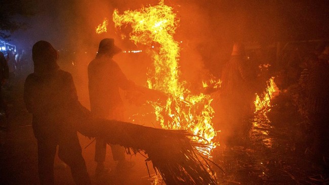 Tradisi digelar setiap Senin Pahing malam Selasa Pon di bulan Zulhijah sebagai ungkapan syukur sekaligus tolak bala. (Photo by DEVI RAHMAN / AFP)