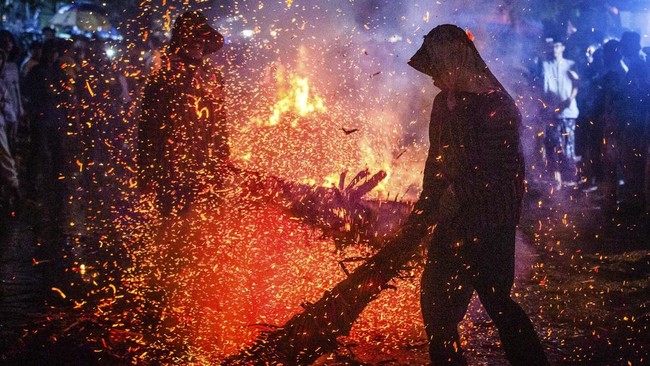 Ritual ini ada sejak abad ke-16, berakar dari legenda Ki Gemblong, penggembala yang lalai menjaga ternak Kyai Babadan. (Photo by DEVI RAHMAN / AFP)
