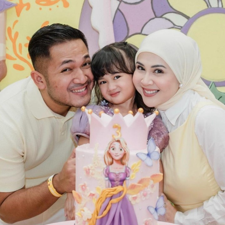 <p>Si Kecil yang akrab disapa Aisha ini lahir pada 19 Mei 2023. Belum lama ini, ia baru saja merayakan ulang tahun yang ketiga, Bunda. Di momen spesial tersebut, Kesha dan sang suami mengadakan perayaan ulang tahun untuk Aisha. (Foto: @hargabro via Instagram @kesharatuliu05)</p>