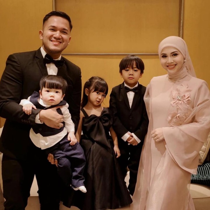 <p>Kehidupan pasangan artis Kesha Ratuliu dan Adhi Permana memang tak pernah lepas dari sorotan publik. Begitu pula dengan anak-anak mereka yang selalu tampil menggemaskan. Salah satu yang turut mencuri hati netizen adalah putri mereka yang bernama Aisha Kaluna Letecia. (Foto: Instagram @kesharatuliu05)</p>