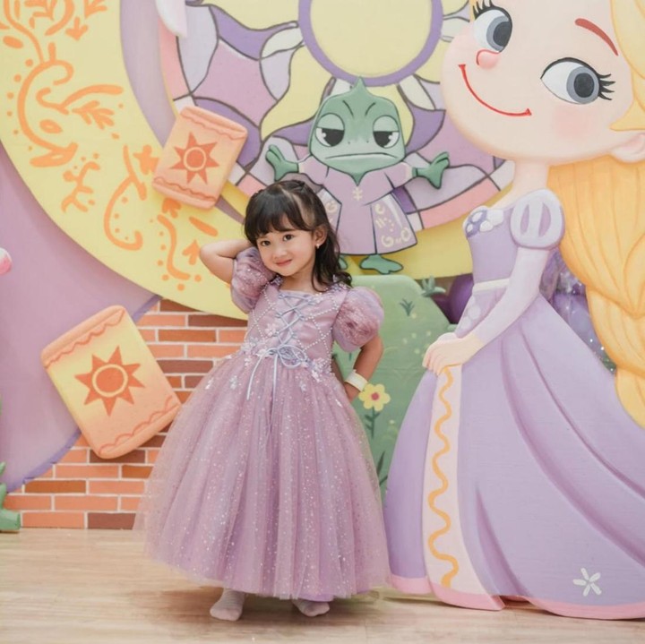 <p>Di hari ulang tahunnya, Aisha terlihat sangat cantik mengenakan <em>dress </em>ala <em>princess</em> yang berwarna ungu. Di masa <em>threenager</em> ini, Aisha kini tampaknya semakin lihai bergaya di depan kamera. Melihat unggahan ini, banyak netizen yang dibuat terpana dengan tingkah gemas Aisha. "Aisha Masya Allah lucunya beneran enggak bikin bosan kalo dilihat rasanya ingin mandang kamu terus nak," kata <em>@fat***.</em> "Cantik banget sih <em>princess</em> satu ini," ungkap <em>@lov***.</em> "Aisha gemas banget kamu," ujar <em>@ikr***.</em> (Foto: @hargabro via Instagram @kesharatuliu05)</p>