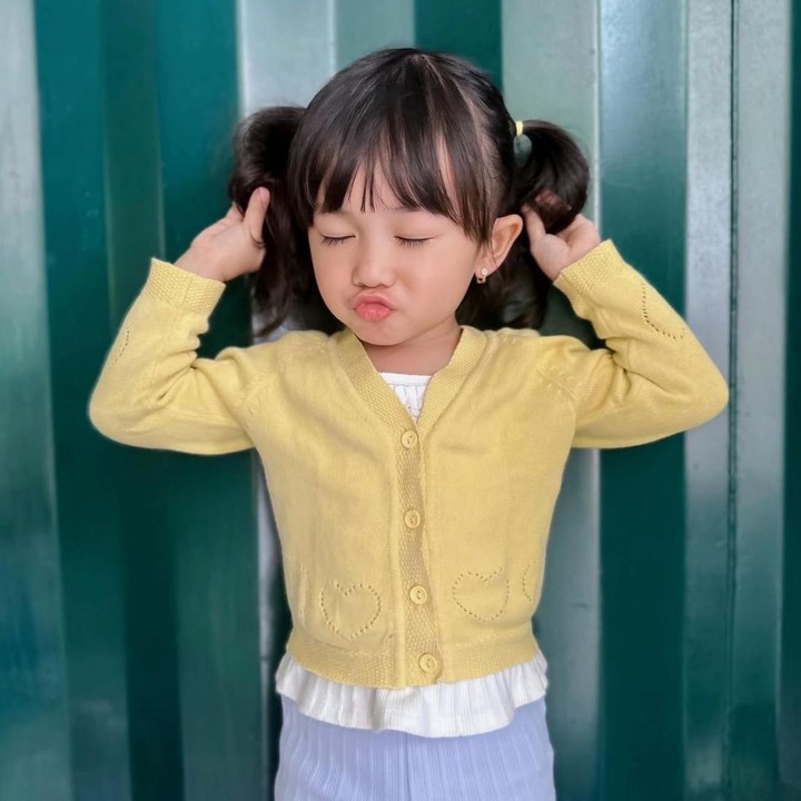 <p>Dalam salah satu potret yang dibagikan di Instagram, Aisha tampak begitu percaya diri bergaya manyun saat difoto oleh sang Bunda. Dengan rambut yang dikuncir, ekspresi lucu Aisha bikin siapa pun yang melihatnya jadi salah fokus. (Foto: Instagram @kesharatuliu05)</p>