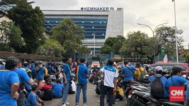 Massa buruh PT Indomarco Prismatama atau Indomaret unjuk rasa di depan Gedung Kementerian Ketenagakerjaan