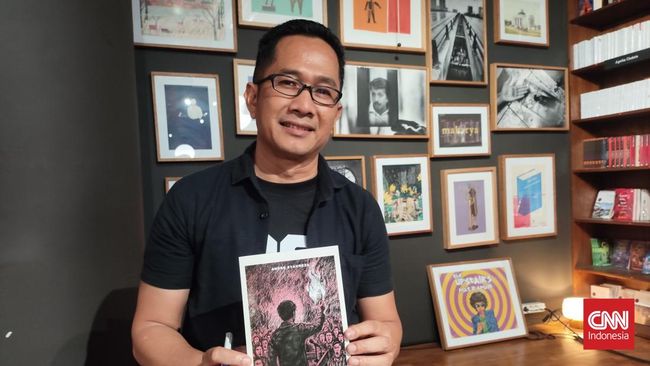Penulis Andre Syahreza saat merilis buku Semesta Nekra di Makara Gramedia Matraman Jakarta Timur, Minggu (25/5).