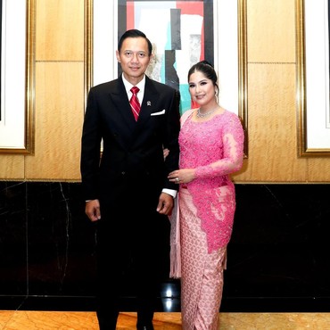Gaya Bucin AHY Beri Mawar Pink & Surat Cinta untuk Annisa Pohan di Anniversary ke-21
