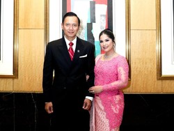 Gaya Bucin AHY Beri Mawar Pink & Surat Cinta untuk Annisa Pohan di Anniversary ke-21