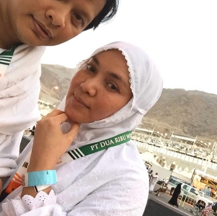 <p>Pada tahun 2017, Armand Maulana dan istrinya Dewi Gita menunaikan ibadah Haji. Menjelang Idul Adha tahun ini, Armand <em>throwback</em> momennya saat pergi Haji bersama sang istri. Vokalis band Gigi ini mengungkap rasa syukurnya karena sudah diundang datang ke <em>Baitullah</em>. "<em>Alhamdulillah</em> tahun 2017 dapat panggilan haji..hari ini adalah hari Arafah..foto <em>flashback</em> pada saat saya &amp; istri tercinta di Arafah..saya doakan semoga yang sedang berhaji hari ini mendapatkan haji mabrur &amp; yang belum haji..<em>In Shaa Allah</em> dipanggil secepatnya oleh Allah SWT secepatnya Aamiin Ya Rabb," tulis Armand. (Foto: Instagram @armandmaulana04)</p>
