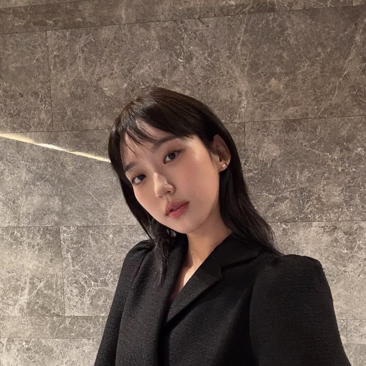 <p>Selain perannya di drama Korea <em>Penthouse</em>, Han Ji Hyun, ternyata memiliki saudara kembar di dunia nyata, Bunda. Sang kembaran yang bernama Han Seung Soo diketahui berprofesi sebagai model. (Foto: Instagram @hanjiji54)</p>