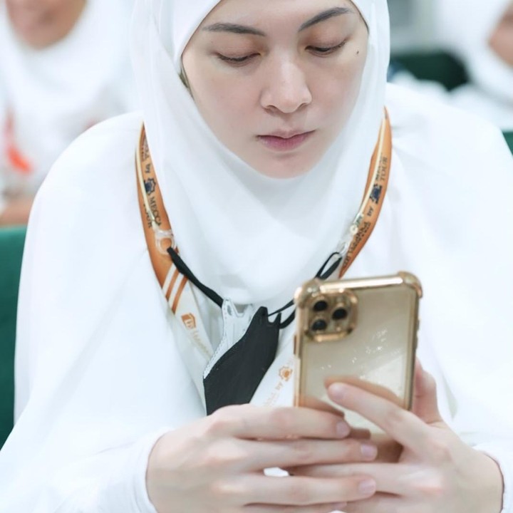 <p>Artis Donita menjalani ibadah Haji pada tahun 2024. Dua tahun setelah pengalaman spiritual tersebut, Donita kembali mengenang perjalanannya yang penuh berkah. Di momen menjelang Idul Adha 1447 Hijriah, istri Adi Nugroho ini mengungkap kerinduannya dengan Tanah Suci. "Arafah 2024.. sungguh rindu suasana wukuf di Arafah.. semoga suatu saat Allah mengundang aku kembali untuk merasakan lagi nikmatnya melaksanakan serangkaian ibadah haji dan semoga Allah bisa mengundang kita semua untuk merasakan nikmatnya berdoa di sana," ungkapnya. (Foto: Instagram @donitabhubiy)</p>