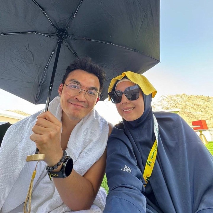 <p>Tya Ariestya mengunggah foto bersama sang suami Muhammad Irfan Ratinggang saat menjalani ibadah wukuf Haji di tahun lalu. Dalam unggahan ini, Tya mengenang perjalanan spiritualnya yang penuh makna saat berada di Tanah Suci. "<em>Throwback</em> 1tahun lalu di Arafah, berdoa bareng pegangan tangan sama ayah @irfan_ratinggang sepuasnya <em>masyaallah tabarakallah</em> semoga Allah kabulkan semua doa-doa sodara-soadarku yang sedang berHaji dan semua sodara-sodaraku yang berpuasa Arafah hari ini dan semua sodaraku yang berdoa kepadaMu," tulis sang aktris dalam <em>caption</em> unggahan ini. (Foto: Instagram @tya_ariestya)</p>