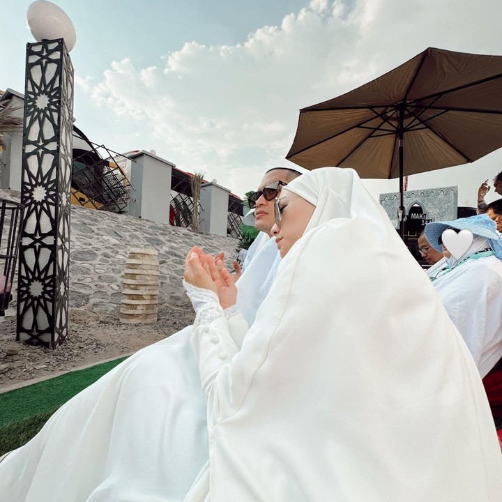 <p>Pasangan artis Citra Kirana dan Rezky Adhitya juga mengenang momen spesial saat menunaikan ibadah Haji di tahun 2024. Citra secara khusus mengungkap pengalamannya yang tak pernah terlupakan saat bertamu ke Baitullah. "Arafah 2024. Buat aku enggak ada hari yang lebih indah dari hari di arafah. Pengalaman pertama yang enggak akan pernah lupa&hellip;ngeliat semua orang disini dengan doa dan hajatnya masing-masing. Dari awal perjalanan menuju arafah, aku berasa udah diliatin sama Allah untuk &ldquo;bersyukur yaa Citra&rdquo;, liat perjuangan orang-orang yang jalan kaki bawa banyak barang-barang, kepanasan, tapi tetep semangat untuk ngejar waktu yang paling mustajab. Semua orang di hari itu enggak ada yang namanya &ldquo;si paling&rdquo;, yang ada itu &ldquo;saling&rdquo;, saling bantu, saling berbagi, saling doa, nyaman banget rasanyaaa," kata perempuan 32 tahun ini. (Foto: Instagram @citraciki)</p>