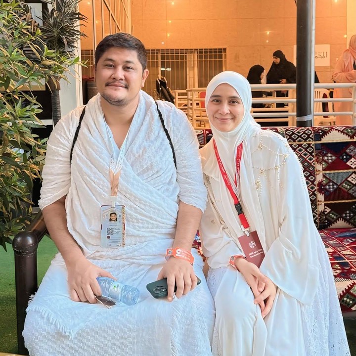 <p>Artis Ryana Dea juga turut mengunggah foto-fotonya saat melaksanakan ibadah wukuf di Tanah Suci saat berhaji di tahun lalu. Ryana Dea menjalani ibadah haji bersama suaminya Puadin Redi, Bunda. Dalam unggahan ini, Ryana Dea menuliskan doa dan harapannya untuk bisa kembali ke Tanah Suci. "Begitu banyak hal yang rasanya tidak mungkin bisa kami dapatkan, membayangkan saja tidak berani rasanya tapi ternyata dengan kuasaNya tidak ada yang tidak mungkin. Begitu banyak kebaikan dan kenikmatan yang Allah berikan, hal-hal yang tidak pernah kami bayangkan. Sudah mempersiapkan diri untuk hal terburuk, ternyata Allah malah 'jamu' kami dengan begitu indah dan nikmat yang tak disangka-sangka. <em>MasyaaAllah</em>. Semoga Allah izinkan kembali, merasakan kenikmatan berhaji, untui kita semua. <em>Amin Ya Robbalalamin</em>," ungkapnya. (Foto: Instagram @ryana_dea)</p>