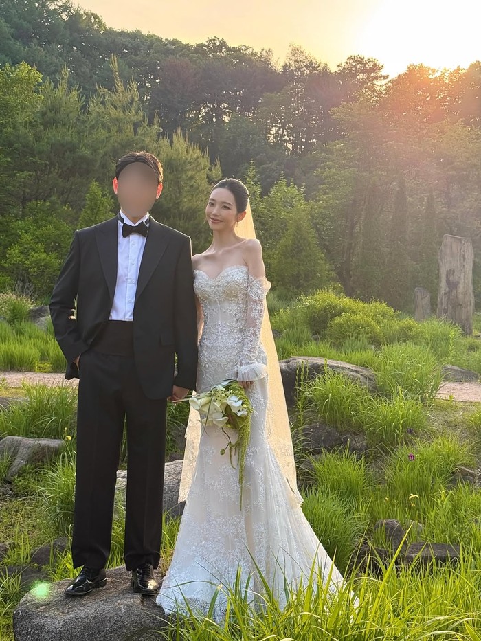 Belum lama ini, model yang kini aktif sebagai influencer tersebut menjalani foto pre-wedding dengan kekasihnya yang mengambil lokasi di sebuah taman kaya tumbuhan hijau menyegarkan sebagai simbolisasi cinta yang hidup./ Foto: instagram.com/hi_jjeong2