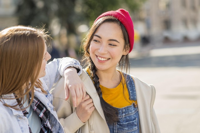 Cara mengenali orang berkualitas tinggi dari sikapnya adalah mereka tidak menghakimi kebahagiaan orang lain. Mereka tidak akan pernah membuat orang lain merasa tidak aman dan malu tentang hobi dan aktivitas yang mereka pilih untuk dilakukan di waktu luang mereka.
