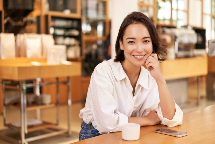 Mereka bersikap percaya diri karena mereka menghormati diri sendiri dan merasa nyaman dan aman dengan dirinya. Sikap percaya diri yang mereka pancarkan terasa sangat alami tanpa harus mendominasi orang lain.