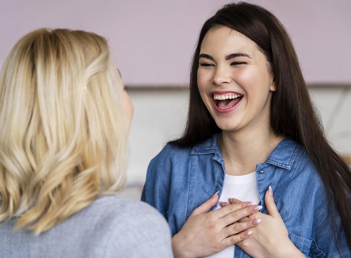 Orang berkualitas tinggi tidak pernah menganggap diri mereka terlalu serius. Ketika mereka mengalami momen memalukan, mereka tidak mencoba berpura-pura bahwa itu tidak terjadi.