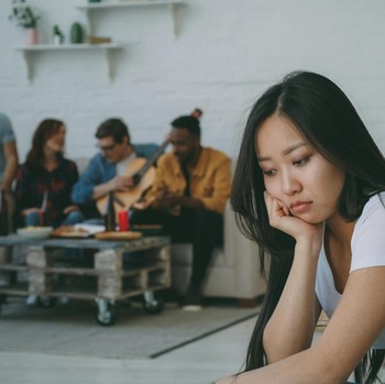 7 Cara Mengenali Orang yang Tidak Bahagia dari Perilakunya saat Kumpul Keluarga