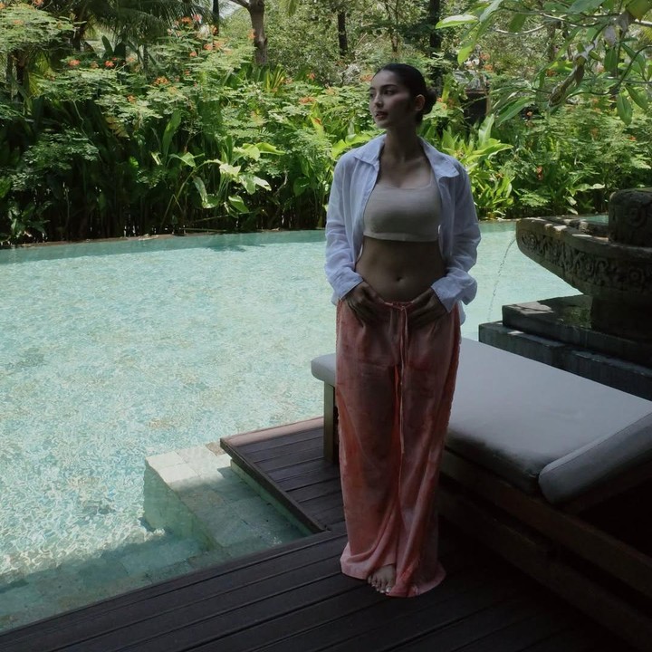 <p>Di luar acara formal, Debi tetap tampil stylish saat menikmati waktunya bersantai. Dalam potret liburannya, Debby terlihat modis saat padu padan <em>tanktop crop</em> yang dipadukan dengan celana santai bewarna jingga dan kemeja putih. Melalui unggahan di Instagram, Debi melengkapi postingannya dengan <em>caption</em> yang manis. "<em>Ibu debi&rsquo;s outfit recap</em>," tulisnya. (Foto: Instagram @debisagita)</p>