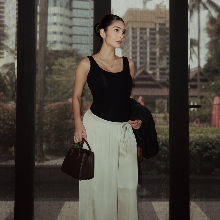 <p>Artis Debi Sagita tengah menjalai kehamilan pertamanya, Bunda. Baru-baru ini, Debi memamerkan gaya berbusananya yang <em>stylish</em> dan <em>fashionable</em> saat pamer baby bump. Istri <em>content creator</em> Marco Ivanos ini membagikan gaya <em>stylish</em>-nya saat hamil di akun Instagram. (Foto: Instagram @debisagita)</p>
