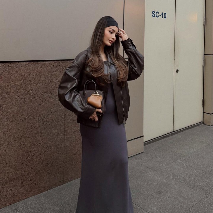 <p>Di foto lainnya, Debi terlihat glowing saat memamerkan baby bump kehamilan dengan mengenakan dress terusan abu-abu. Untuk memberikan tampilan bold, Debi memakai jaket kulit hitam dan handbag kecil berwarna senada. (Foto: Instagram @debisagita)</p>