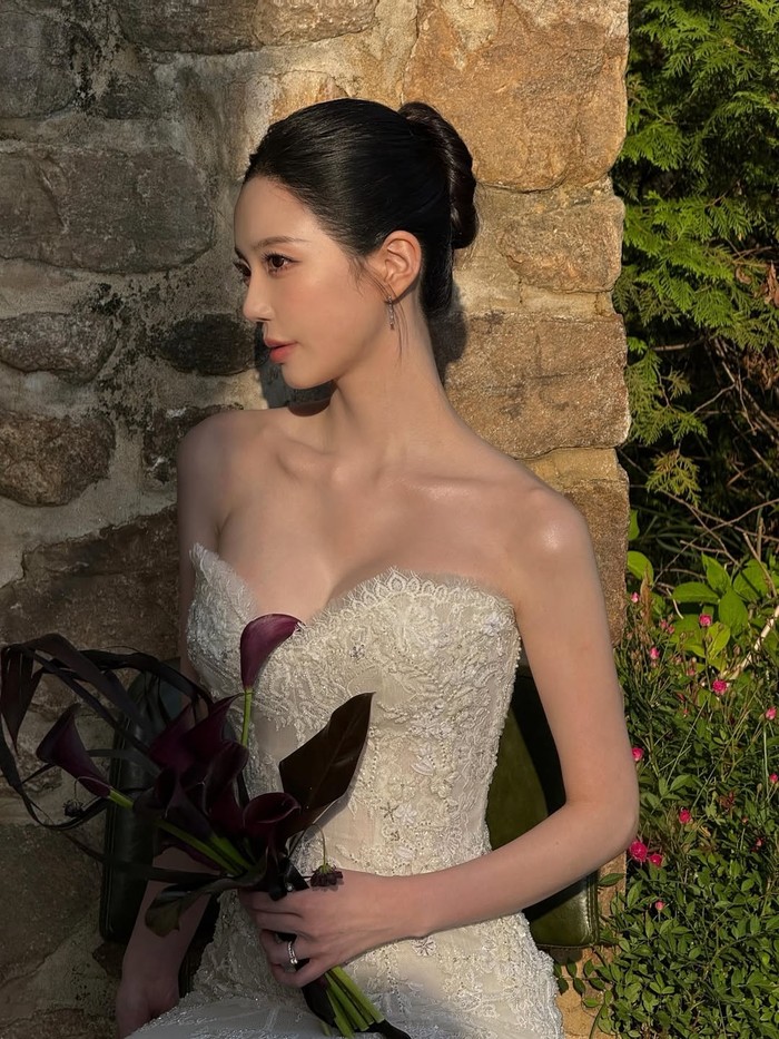 Di foto pre-wedding, perempuan kelahiran 1998 tersebut tampil cantik dengan sentuhan klasik dalam tatanan rambut digelung rapi dan balutan gaun pengantin berpotongan bahu terbuka yang memperlihatkan keanggunan alaminya./ Foto: instagram.com/hi_jjeong2