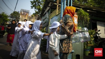 Bank Sampah Dahlia Indah di Petukangan yang aktif mengajak masyarakat memilah sampah rumah tangga langsung dari sumbernya. (CNN Indonesia/Hesti Rika)