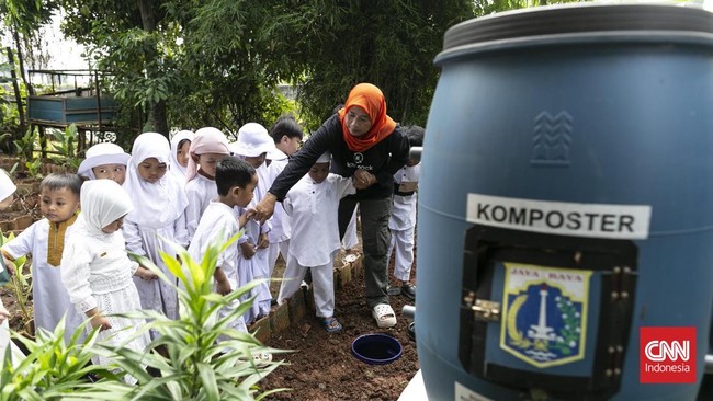 Bank Sampah Dahlia Indah di Petukangan yang aktif mengajak masyarakat memilah sampah rumah tangga langsung dari sumbernya. (CNN Indonesia/Hesti Rika)