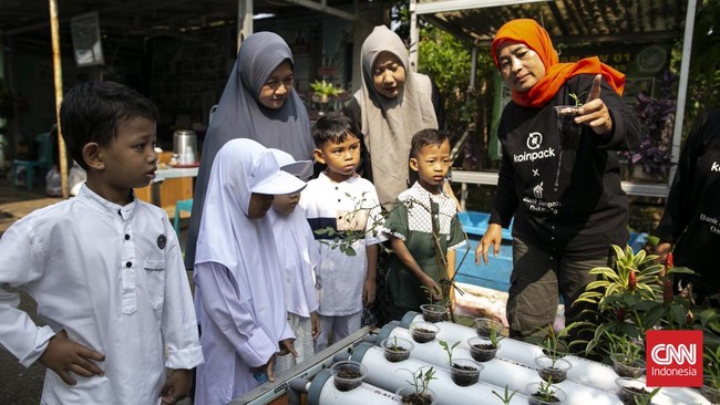 Bank Sampah Dahlia Indah di Petukangan yang aktif mengajak masyarakat memilah sampah rumah tangga langsung dari sumbernya. (CNN Indonesia/Hesti Rika)