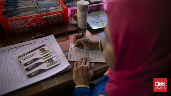 Bank Sampah Dahlia Indah di Petukangan yang aktif mengajak masyarakat memilah sampah rumah tangga langsung dari sumbernya. (CNN Indonesia/Hesti Rika)