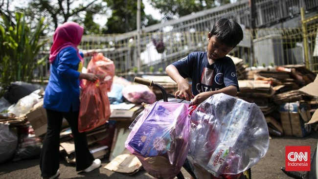 Bank Sampah Dahlia Indah di Petukangan yang aktif mengajak masyarakat memilah sampah rumah tangga langsung dari sumbernya. (CNN Indonesia/Hesti Rika)