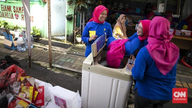 Bank Sampah Dahlia Indah di Petukangan yang aktif mengajak masyarakat memilah sampah rumah tangga langsung dari sumbernya. (CNN Indonesia/Hesti Rika)