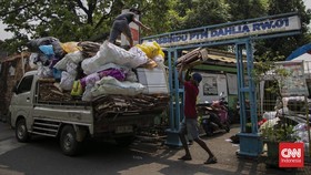 Bank Sampah Dahlia Indah di Petukangan yang aktif mengajak masyarakat memilah sampah rumah tangga langsung dari sumbernya. (CNN Indonesia/Hesti Rika)