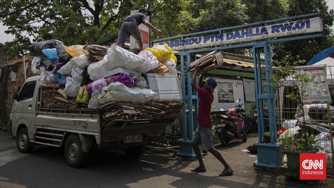 Bank Sampah Dahlia Indah di Petukangan yang aktif mengajak masyarakat memilah sampah rumah tangga langsung dari sumbernya. (CNN Indonesia/Hesti Rika)