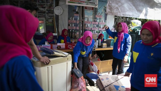 Bank Sampah Dahlia Indah di Petukangan yang aktif mengajak masyarakat memilah sampah rumah tangga langsung dari sumbernya. (CNN Indonesia/Hesti Rika)