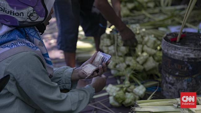 Calon pembeli memilih kulit ketupat di kawasan Palmerah, Jakarta Pusat, Selasa (26/5/2026). Menjelang Hari Raya Idul Adha, pedagang mulai menjual kulit ketupat sejak H-1 perayaan. (CNN Indonesia/Adi ibrahim)
