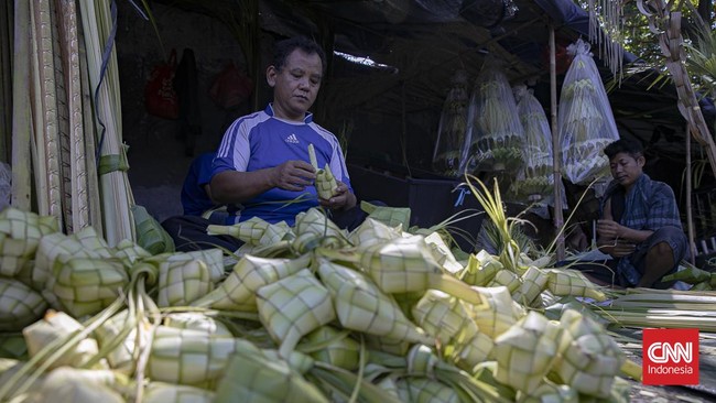 Calon pembeli memilih kulit ketupat di kawasan Palmerah, Jakarta Pusat, Selasa (26/5/2026). Menjelang Hari Raya Idul Adha, pedagang mulai menjual kulit ketupat sejak H-1 perayaan. (CNN Indonesia/Adi ibrahim)