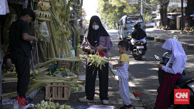 Calon pembeli memilih kulit ketupat di kawasan Palmerah, Jakarta Pusat, Selasa (26/5/2026). Menjelang Hari Raya Idul Adha, pedagang mulai menjual kulit ketupat sejak H-1 perayaan. (CNN Indonesia/Adi ibrahim)