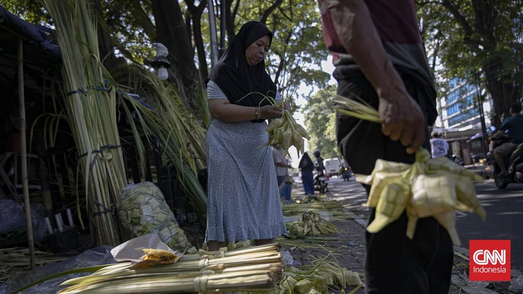 FOTO: Geliat Penjualan Kulit Ketupat Jelang Iduladha
