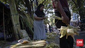 Calon pembeli memilih kulit ketupat di kawasan Palmerah, Jakarta Pusat, Selasa (26/5/2026). Menjelang Hari Raya Idul Adha, pedagang mulai menjual kulit ketupat sejak H-1 perayaan. (CNN Indonesia/Adi ibrahim)