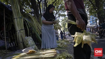Calon pembeli memilih kulit ketupat di kawasan Palmerah, Jakarta Pusat, Selasa (26/5/2026). Menjelang Hari Raya Idul Adha, pedagang mulai menjual kulit ketupat sejak H-1 perayaan. (CNN Indonesia/Adi ibrahim)