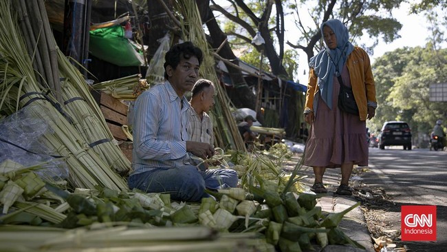 Calon pembeli memilih kulit ketupat di kawasan Palmerah, Jakarta Pusat, Selasa (26/5/2026). Menjelang Hari Raya Idul Adha, pedagang mulai menjual kulit ketupat sejak H-1 perayaan. (CNN Indonesia/Adi ibrahim)