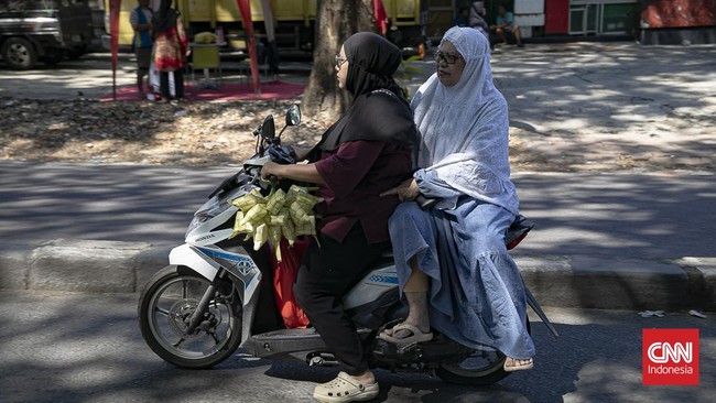Calon pembeli memilih kulit ketupat di kawasan Palmerah, Jakarta Pusat, Selasa (26/5/2026). Menjelang Hari Raya Idul Adha, pedagang mulai menjual kulit ketupat sejak H-1 perayaan. (CNN Indonesia/Adi ibrahim)