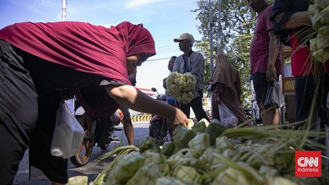 Calon pembeli memilih kulit ketupat di kawasan Palmerah, Jakarta Pusat, Selasa (26/5/2026). Menjelang Hari Raya Idul Adha, pedagang mulai menjual kulit ketupat sejak H-1 perayaan. (CNN Indonesia/Adi ibrahim)