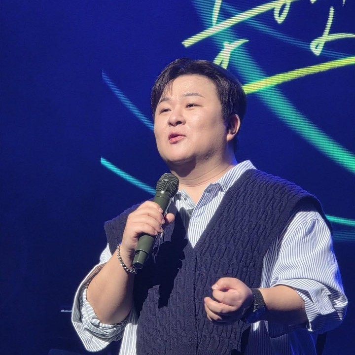 <p>Dikenal sebagai pengisi OST drama Korea populer, Huh Gak, ternyata memiliki suadara kembar bernama Huh Gong. Sang kembaran juga berkarier sebagai seorang penyanyi dan sempat mengikuti acara <em>The Voice Korea</em>. (Foto: Instagram @huhgak1020)</p>