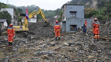 FOTO: Hujan Deras Picu Banjir Bandang dan Longsor di China