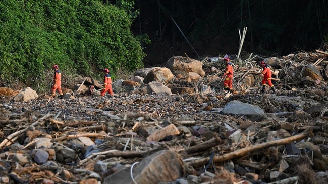Rescue workers conduct a search and rescue operation in Daqiao village following flash floods and landslides triggered by extreme rainfall, in Yongchuan district, Chongqing, China May 24, 2026. cnsphoto via REUTERS ATTENTION EDITORS - THIS IMAGE WAS