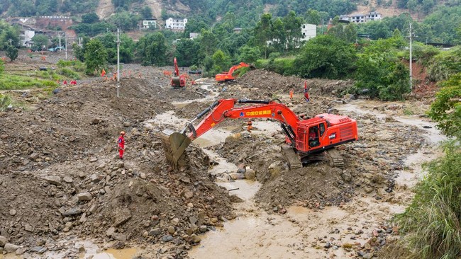A drone view of rescue workers conducting a search-and-rescue operation in Anxi village following flash floods and landslides triggered by extreme rainfall, in Yongchuan district, Chongqing, China May 25, 2026. cnsphoto via REUTERS   ATTENTION EDITOR