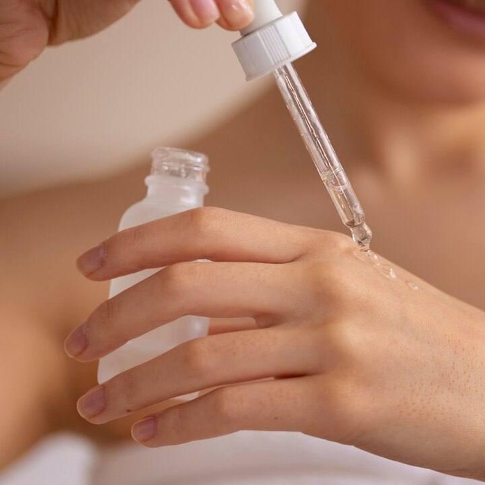 Ilustrasi menggunakan skincare/ Foto: Freepik.com