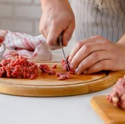 Sabun Aja Nggak Cukup, Ini 4 Cara Mudah Hilangkan Bau Daging Kambing di Tangan