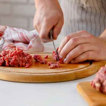 Sabun Aja Nggak Cukup, Ini 4 Cara Mudah Hilangkan Bau Daging Kambing di Tangan